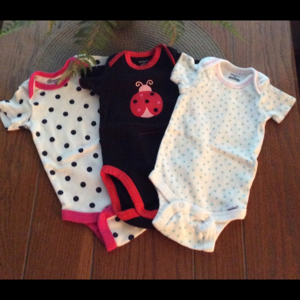 🤑Gerber set of 3 onesies bodysuits. Size 0-3M